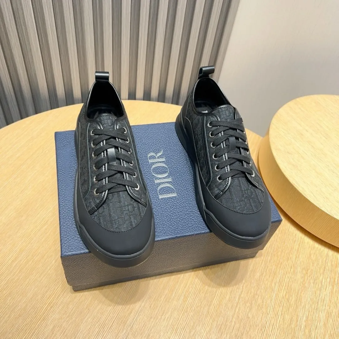 Men's shoes 💰P500💰[Dior] Dior casual sports shoes 🇺🇸Sold at the same time at the counter, top-notch Italian original purchase · The upper is made of brand totem cloth with original leather · Comes with first-layer sheepskin feet · (Totem cloth highlights high-end, nobility, and class) Exquisite workmanship (original lining) Sole: Original factory special outsole ⚠️Comfortable, wear-resistant, non-slip, real-life photo🎬The real thing is more beautiful🔍Number: 39-46【45 46 Customized items are non-returnable]